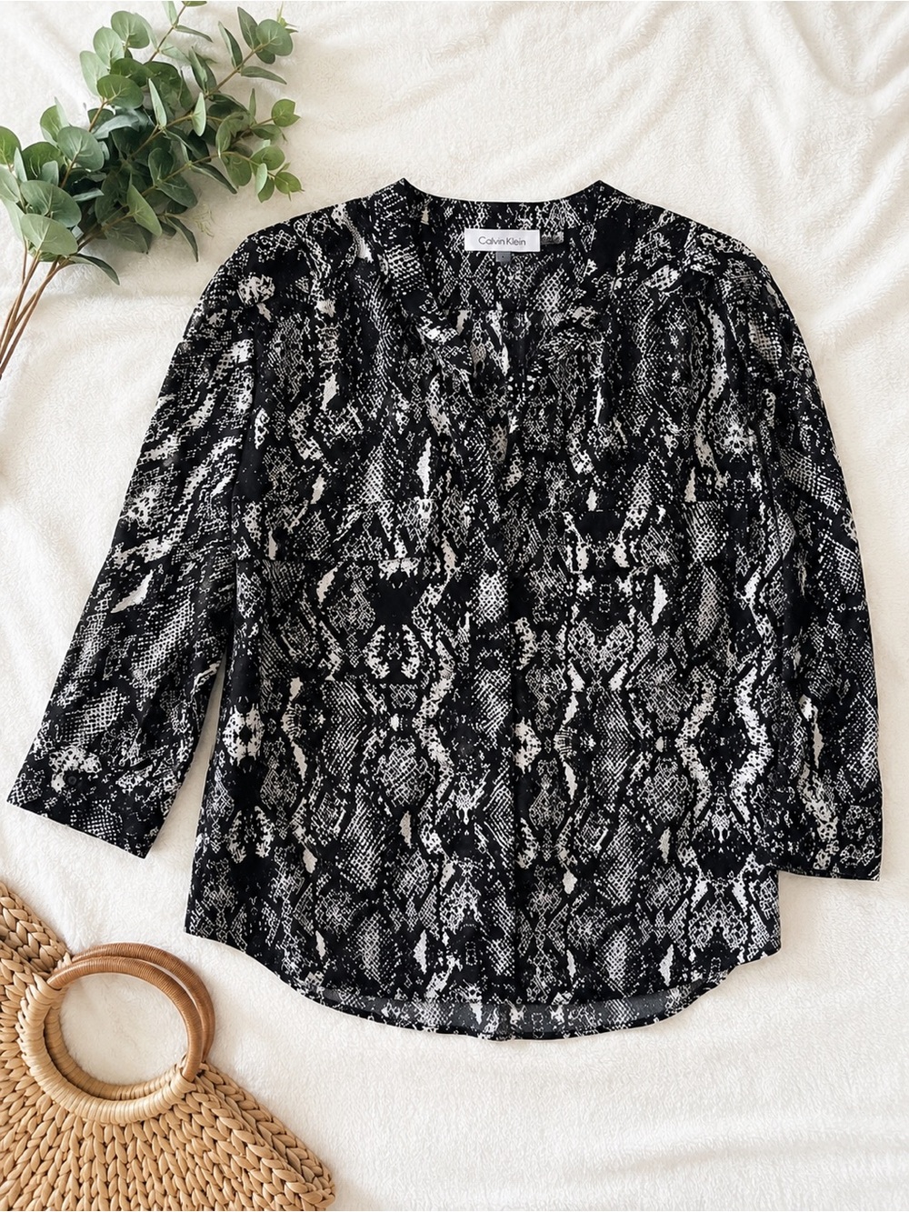 ✨🖤🤍Calvin Klein Women’s Snake Print Roll Tab Blouse Size Medium✨🤍🖤
